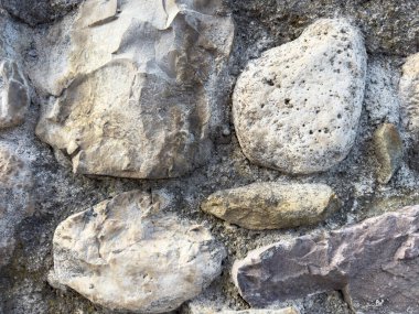 Doğal düzende karışık desenli taşlara yakın çekim.