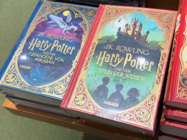 Villach, Avusturya - 01 Temmuz 2025: Harry Potter kitapları renkli kapakları ve büyüleyici sanat eserlerini ön plana çıkaran bir rafa güzelce yerleştirilmiştir