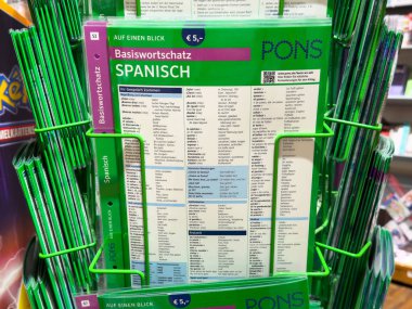 Villach, Avusturya - 01 Temmuz 2025: PONS İspanyolca kelime rehberi hızlı referans arayan dil öğrencileri ve gezginler için ideal bir perakende ekran olarak düzenlenmiştir