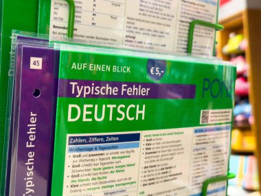 Villach, Avusturya - 01 Temmuz 2025: Dil öğrenme kartları parlak renkler ve aydınlatıcı metinlerle Almanca içerikli bir mağazada belirgin bir şekilde sergilenmektedir