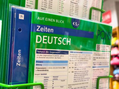 Villach, Avusturya - 01 Temmuz 2025: Bir kitapçıda Almanca öğrenme rehberi, dil öğrencilerine yönelik eğitim kaynaklarını vurguluyor