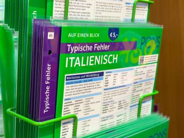 Villach, Avusturya - 01 Temmuz 2025: Etkili öğrenim ve öğretim için İtalyanca dil ipuçları ve yaygın hatalar içeren dil öğrenme kartları belirgin bir şekilde sergilendi