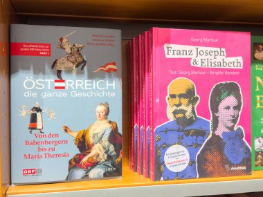 Villach, Avusturya - 01 Temmuz 2025: Avusturya tarihi edebiyatı, önemli şahsiyet ve olayların yer aldığı kitapçıda sergilendi