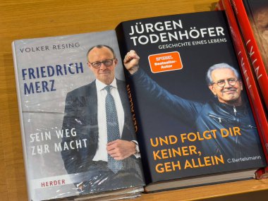 Villach, Avusturya - 01 Temmuz 2025: Friedrich Merz ve Jurgen Todenhofer tarafından bir kitapçıda sergilenen kitaplar siyasi anlatılar ve yazarlığı vurguluyor