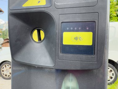 Villach, Avusturya - 01 Temmuz 2025: Park sayacında ulaşılamaz ödeme seçeneği var, arka planda görünen arabalarla kentsel ayarlarda kolaylık vurgulanıyor