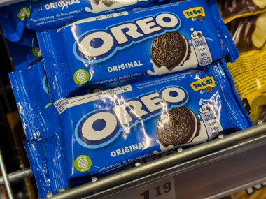 Villach, Avusturya - 01 Temmuz 2025: Oreo kurabiye paketleri süpermarket raflarında tanınabilir mavi ambalajları ve cazip ikramları vurguluyor