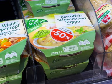 Villach, Avusturya - 01 Temmuz 2025: Şef Menü patates mantarı çorbası, canlı ambalaj ve indirim etiketleriyle bakkalda belirgin bir şekilde sergilenmektedir