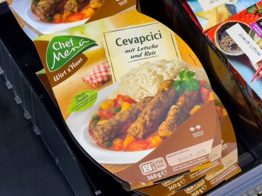 Villach, Avusturya - 01 Temmuz 2025: Şef Menu Cevapcici 'nin yemek kutusu pirinç ve sebzelerle servis edilen ızgara et içeriyor, bakkal ortamında cazip paketleme