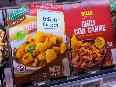 Villach, Avusturya - 01 Temmuz 2025: Erdapfel Gulasch ve Chili Con Carne için gıda paketleri bakkalda sergilendi
