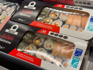 Villach, Avusturya - 01 Temmuz 2025: MOWI suşi paketleri nigiri ve California dürümleri de dahil olmak üzere çeşitli suşi dürümleri sergiliyor.