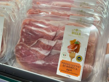 Villach, Avusturya - 01 Temmuz 2025: Prosciutto di Norcia Billa mağazasında sergilendi, bu İtalyan lezzetinin gıda aşıkları için kalitesini ve tazeliğini vurguladı