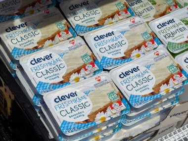 Villach, Avusturya - 01 Temmuz 2025: Süpermarket raflarına yerleştirilmiş akıllı Frischkase klasik krem peynir paketleri tüketiciler için markalaştırma ve cazip tasarımı vurguluyor
