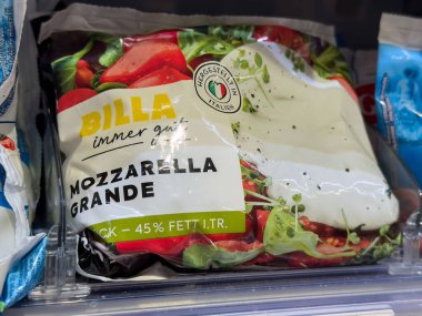 Villach, Avusturya - 01 Temmuz 2025: BILLA mozzarella grande peynir paketi market koridorunda taze sebzeler ve çekici tasarım ile sergilendi