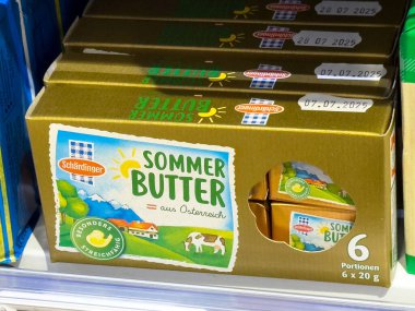 Villach, Avusturya - 01 Temmuz 2025: Schardinger Sommer Tereyağı ambalajı Avusturya manzaralı renkli sergiler, pişirme ve pişirme ihtiyaçları için mükemmel