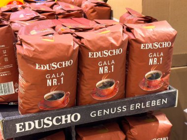 Villach, Avusturya - 01 Temmuz 2025 Eduscho Gala Nr. Rafa dizilmiş 1 kahve poşeti, canlı paketleme ve cezbedici kahve deneyimi.