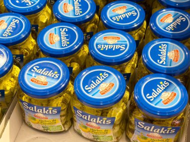 Villach, Avusturya - 01 Temmuz 2025: Salakis kavanozları Provence bitkileriyle dolu süpermarket raflarında sergileniyor, canlı renkler ve çekici ambalajlar sergileniyor