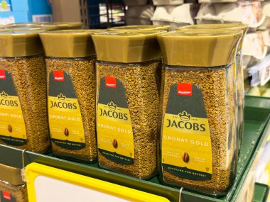 Villach, Avusturya - 01 Temmuz 2025: Jacobs Cronat Gold kahve kavanozları süpermarket raflarında sergileniyor, markanın eşsiz tasarımı ve çekici renkleri vurgulanıyor
