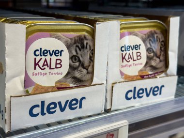 Villach, Avusturya - 01 Temmuz 2025: Süpermarket rafında akıllı bir kedi maması ambalajı, neşeli bir kedi imajı ve evcil hayvan besin seçimi için canlı markalaştırma