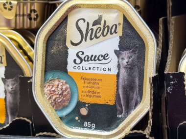 Villach, Avusturya - 01 Temmuz 2025: Sabâ kedi maması kutusu rafta belirgin bir şekilde sergileniyor, cazip ambalajı ve kaliteli malzemelerini vurguluyor