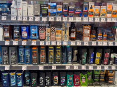 Villach, Avusturya - 01 Temmuz 2025: Raflar perakende ortamında şampuanlar, saç kremleri ve şekillendirme jelleri de dahil olmak üzere çok çeşitli saç bakım ürünleri sergiliyor