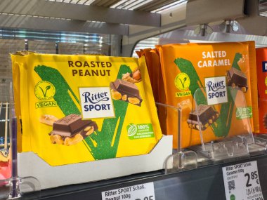Villach, Avusturya - 01 Temmuz 2025: Kızarmış Fıstık ve Tuzlu Karamel aromalı Ritter Spor çikolataları süpermarket raflarında belirgin bir şekilde sergilenmektedir