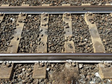 Çakıl taşları ve metal raylarla demiryolu raylarına yakın çekim.