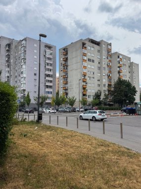 Ljubljana, Slovenya - 06 Temmuz 2025: Kentsel konut yapıları, şehir yaşamı ve toplum atmosferini ön planda yeşillikle modern tasarıma sahip.