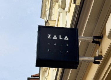 Ljubljana, Slovenya - Temmuz 06, 2025: Rijeka 'da inşa edilmeye ilişkin ZALA galeri tabelası, çağdaş sanat ve kentsel kültürü ön plana çıkarıyor