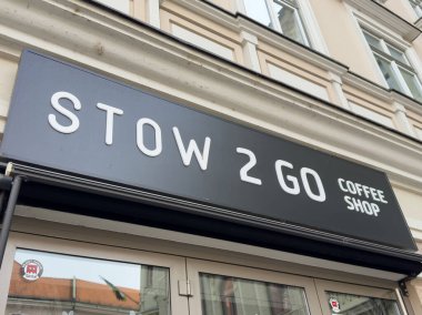 Ljubljana, Slovenya - Temmuz 06, 2025: Stow 2 Go kafe tabelası binanın üzerinde, kahve sevenler ve yoldan geçenler için hoş bir karşılama havası var