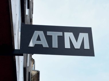 Ljubljana, Slovenya - 06 Temmuz 2025: Nakit paraya ihtiyacı olan müşteriler için kolay erişim ve görünürlük için tasarlanmış ATM tabelası