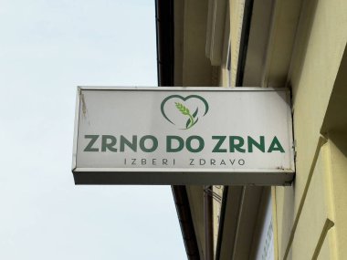 Ljubljana, Slovenya - Temmuz 06, 2025: Zrno do Zrna, şehir merkezinde sağlıklı yaşam ve doğal ürünleri vurgulayan, yeşil kalp logolu sağlıklı gıda ürünleri satan mağazaları imzaladı