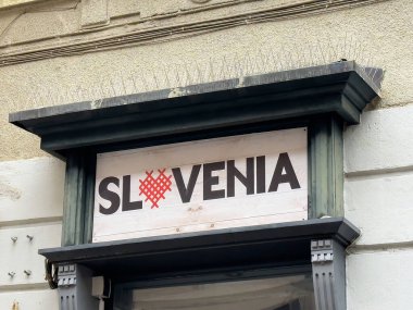Ljubljana, Slovenya - 06 Temmuz 2025: Slovenya cephenin ön cephesinde ulusal gurur ve kimliği vurgulayan cesur tipografi ve kültür tasarım unsurları yer alıyor