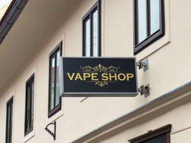 Ljubljana, Slovenya - 06 Temmuz 2025: Vape mağazası tabelası, çağdaş stili ön plana çıkarıyor ve buharlaşma meraklıları için ortam yaratmaya teşvik ediyor