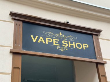 Ljubljana, Slovenya - 06 Temmuz 2025: Vape shop tabelası, potansiyel müşteriler için cazip bir mağaza ortamı yaratarak şık harfler ve dekoratif ayrıntılar içeriyor