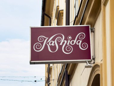 Ljubljana, Slovenya - 06 Temmuz 2025: Kashida Restoran tabelası belirgin bir şekilde canlı bir arka planda zarif harfler barındırıyor, davetkar yemek deneyimini artırıyor