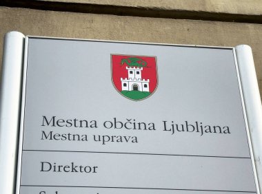 Ljubljana, Slovenya - 06 Temmuz 2025: Mestna obcina Ljubljana için imzala, şehir yönetimi ayrıntılarını ve kamuya görünürlük için silah ceketini göster
