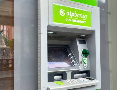 Ljubljana, Slovenya - 06 Temmuz 2025: Şehir ortamında OTP Bank 'tan ATM makinesi, müşteriler için parlak bir tasarım ve erişilebilir arayüzü içeriyor