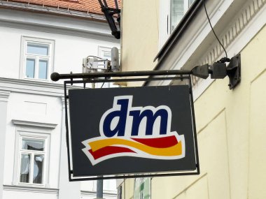 Ljubljana, Slovenya - Temmuz 06, 2025: Dm tabelaları dış yapı üzerine sergilendi, cesur renkler ve logolar, iyi bilinen bir perakende mağazasını gösteriyor