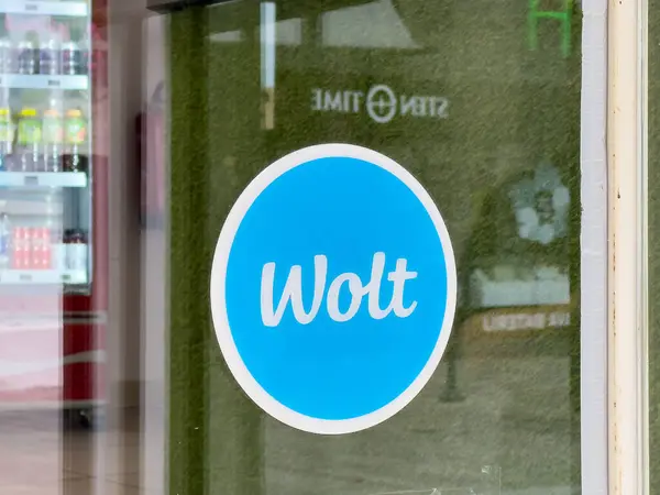Ljubljana, Slovenya - Temmuz 06, 2025: Wolt logosu, modern tasarımı ve canlı mavi rengini ön plana çıkaran cam pencerenin üzerinde belirgin bir şekilde yer almaktadır