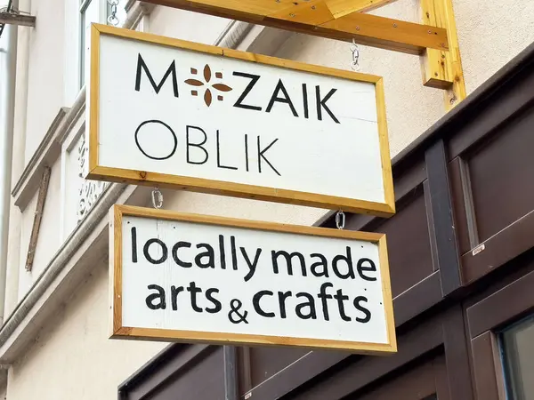 Ljubljana, Slovenya - 06 Temmuz 2025: Mozaik Oblik yerel sanat ve zanaat eserlerinin altını çizerek kentsel bir ortamda hoş karşılama atmosferi yarattı