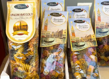 Burano, İtalya - 25 Haziran 2025: Temporin 'den gelen renkli makarna, İtalyan mutfak sanatları ve canlı şekilleri vurguluyor.