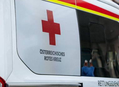Villach, Avusturya - 11 Temmuz 2025: Avusturya 'da sağlık ve güvenlik hizmetlerini temsil eden ambulans aracında kırmızı haç sembolü