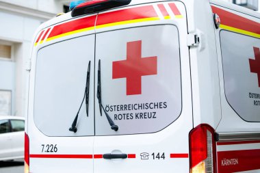 Villach, Avusturya - 11 Temmuz 2025: OSTERREICHISCHES ROTES KREUZ 'den ambulans sokağa park etmiş, acil sağlık hizmetleri ve kırmızı haç sembolünü vurguluyor