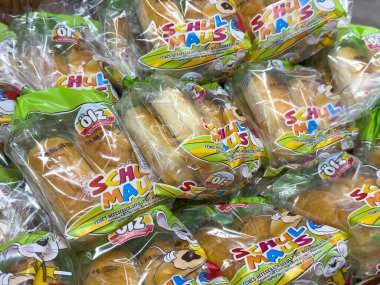 Villach, Avusturya - 10 Temmuz 2025: Schulmaus abur cubur paketleri çocuklar için parlak renkler ve neşeli tasarımlar içeren bir bakkalda düzenli olarak düzenlenir