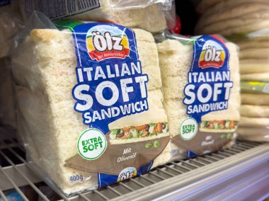 Villach, Avusturya - 10 Temmuz 2025: Olz İtalyan Yumuşak Sandviçi, yumuşak dokusunu ve çekici ambalajını vurgulayarak, süpermarket rafında düzgünce düzenlenmiştir