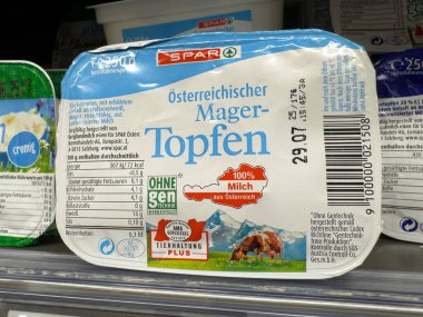 Villach, Avusturya - 10 Temmuz 2025: Rafta SPAR Mager-Topfen ambalajı, süt ürünlerini net beslenme ayrıntıları ve canlı markalaştırma ile vurguluyor