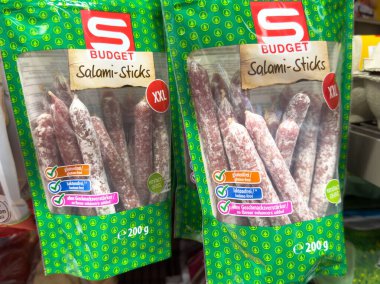 Villach, Avusturya - 10 Temmuz 2025: Göze çarpan yeşil ambalajlı S Bütçe Salami-Çubukları, atıştırmak için mükemmel