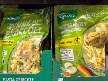 Villach, Avusturya - 10 Temmuz 2025: Knorr activ makarna ürünleri brokolili makarna ve sebzeli midyeli makarna