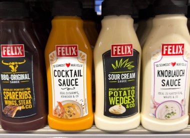 Villach, Avusturya - 10 Temmuz 2025: Barbekü, kokteyl, ekşi krema ve sarımsak çeşitleri içeren Felix sosları çeşitli yemekler için mükemmeldir.