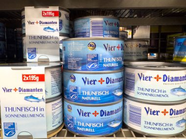 Villach, Avusturya - 10 Temmuz 2025: Vier Diamanten 'den konserve ton balığı süpermarket rafında renkli ambalaj ve ürün çeşitliliğini vurguluyor